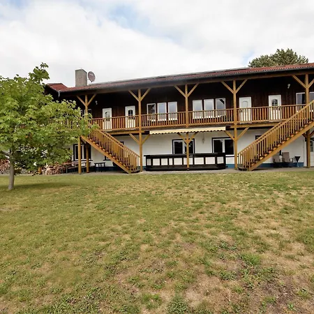 Geraeumige In Mit Garten Appartamento