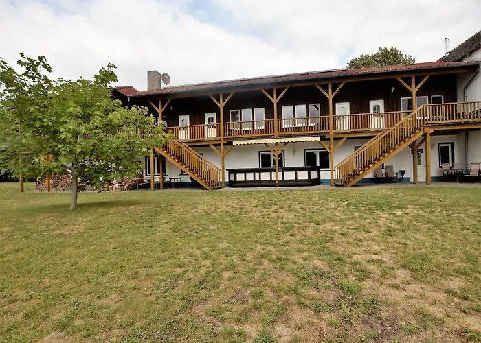 Geraeumige In Mit Garten Apartamento